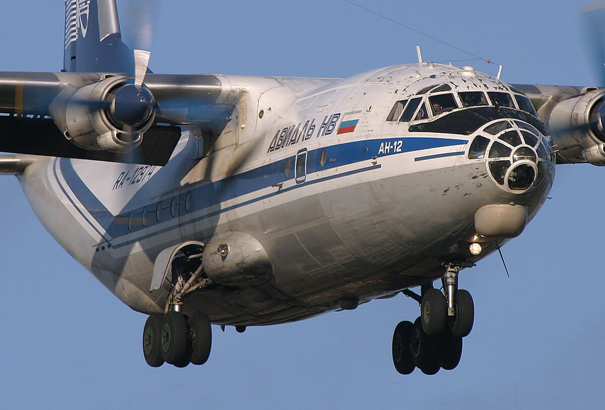 Транспортный хулиган! Ан-12 Военно транспортный самолет. Звезда Хобби Дзен