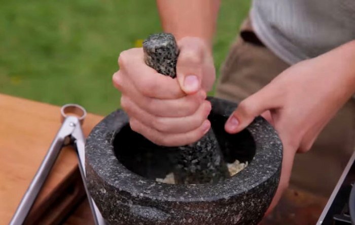 
Механическое воздействие на зерна также может помочь распознать, настоящий перед вами продукт или подделка. Достаточно всыпать в ступку немного риса и растолочь его пестиком. Органические зерна превратятся в белый порошок, фальшивые оставят после себя желтое пятно.
