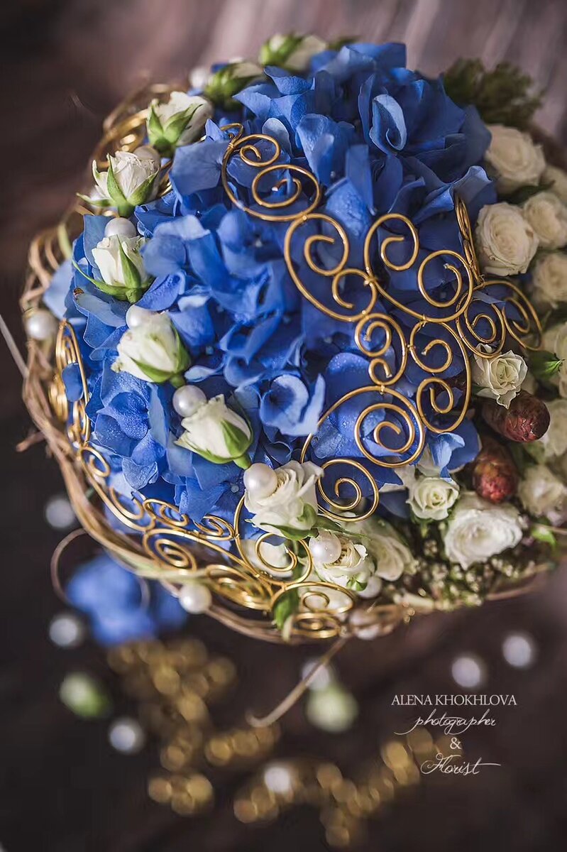 Проволочный каркас и гирлянда из розочек 