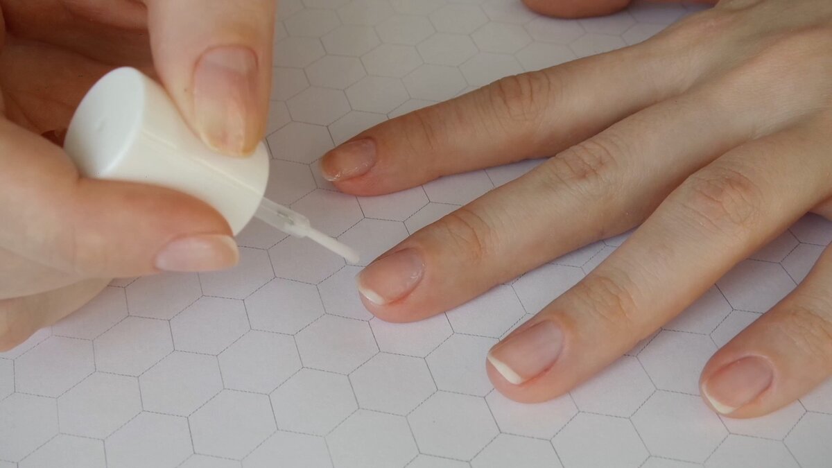 Как снять пленочный маникюр в домашних условиях different Newspaper nails, Newspaper nail art, Nails