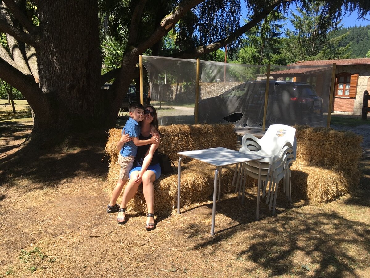 Присели на дорожку на диванчик из сена