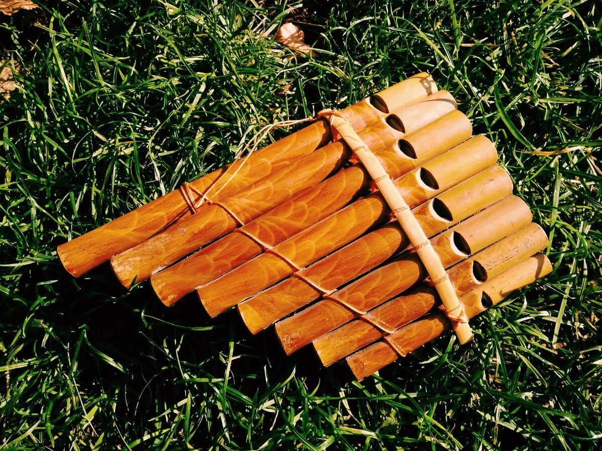 Кугиклы духовой музыкальный инструмент. Кугиклы ( кувиклы, кувички. Флейта пана кугиклы. Кувиклы музыкальный инструмент. Музыкальный инструмент пана