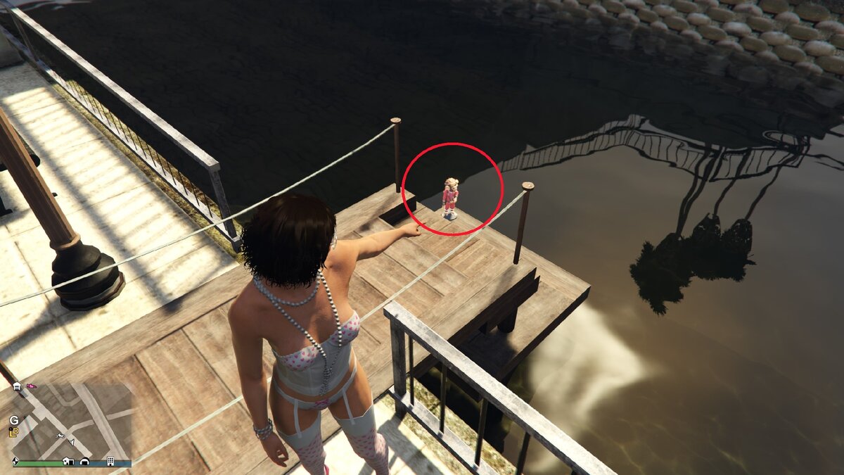 Фигурка Mini Pogo находится на деревянном спуске к водяному каналу в городе / Mini Pogo figurine is located on a wooden descent to the water channel in the city