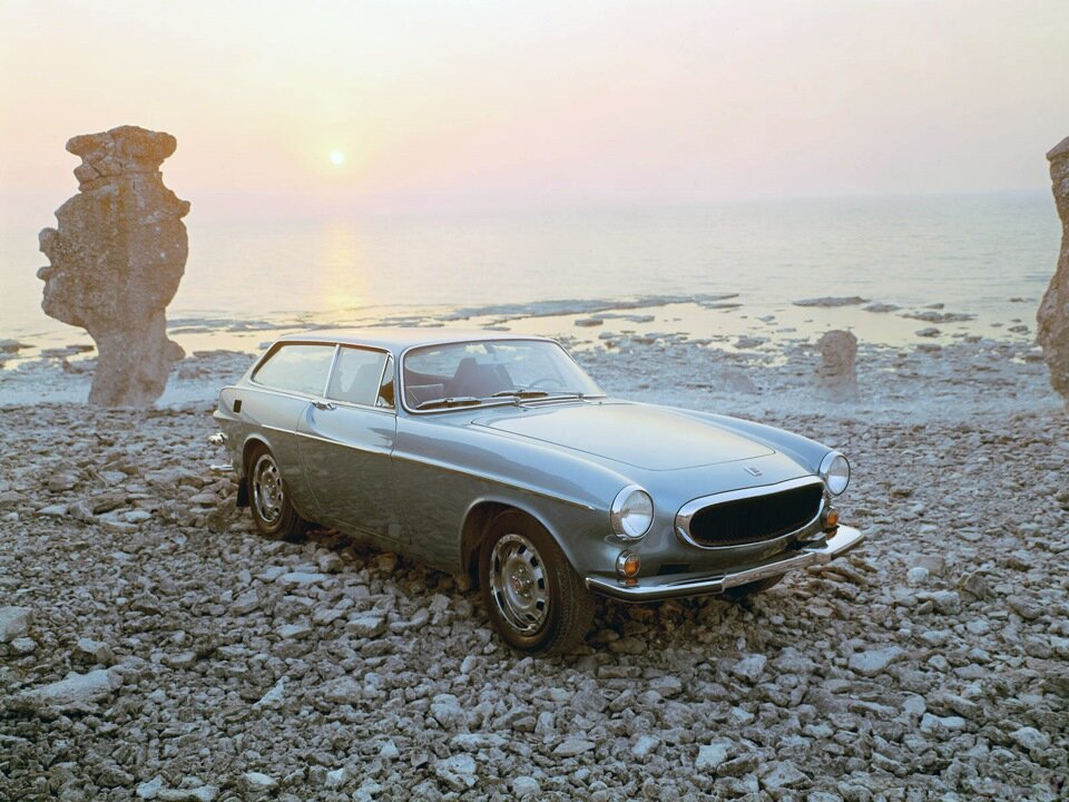  Volvo P1800 — серия спортивных автомобилей, выпускавшихся компанией  в кузове купе с 1961 по 1973 год за год до прекращения производства обрел второй тип кузова, компания назвала его  шутингбрейк ,-1-2