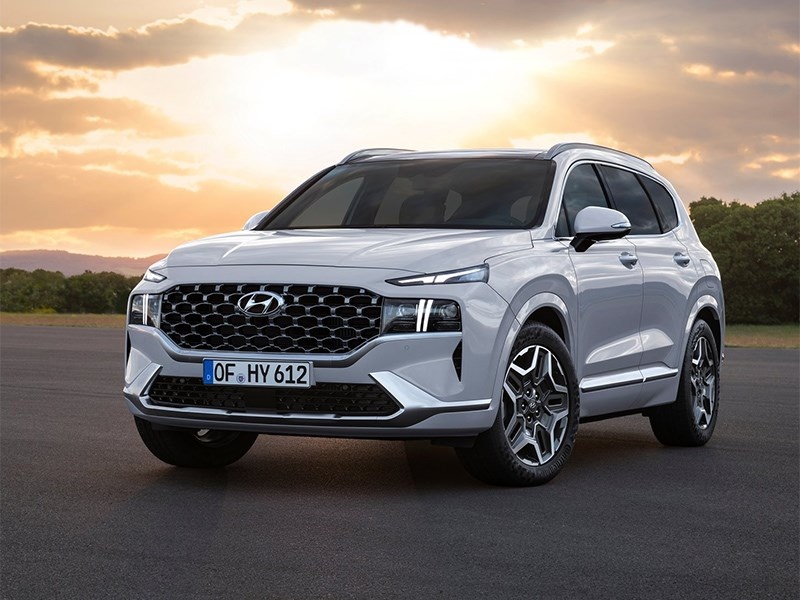  
 Речь идет не только о визуальном рестайлинге, но и о переходе на новую платформу 
Речь идет о платформе Hyundai третьего поколения, которая дебютировала на Hyundai Sonata. Пока не называются точные данные, но обещано снижение веса и центра тяжести, улучшение управляемости и повышение уровня безопасности. Моторная линейка осталась нераскрытой. В России Santa Fe продается с тремя двигателями: 2,2-литровым дизельным (200 л.с.), а также бензиновыми «атмосферниками» объемом 2,4 (188 л.с.) и 3,5 литра (249 л.с.). Не исключено, что ассортимент будет изменен (во всяком случае, в Европе). Пока известно лишь, что Santa Fe впервые станет предлагаться в качестве мягкого и подзаряжаемого гибрида.

Дизайн модели тоже изменился. Существенно переработана передняя часть автомобиля. Решетка увеличена в размерах, а полоски дневных ходовых огней теперь уходят вниз. Они формируют буквы Т, чем напоминают «молоты Тора» — фирменный элемент Volvo (только у шведских машин они ориентированы горизонтально). Форма сот передней решетки будет отличаться в зависимости от версии: Standard или Luxury. Не обошлось без изменений и сзади. Фонари получили новую форму и графику, к тому же теперь они соединены друг с другом светящейся планкой. 