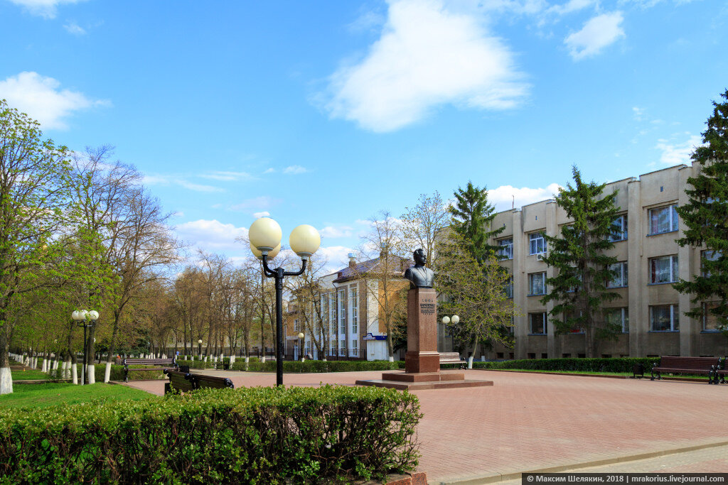 2. Бюст Кириленко Андрею Павловичу - советский партийный деятель, член Политбюро (Президиума) ЦК КПСС (1962—1982), секретарь ЦК КПСС (1966—1982). Уроженец нашего городка. Бюст установлен в 1977 г. Справа на фото гостиница "Тихая Сосна" построенная в 1984 г. и новое здание школы №5.
