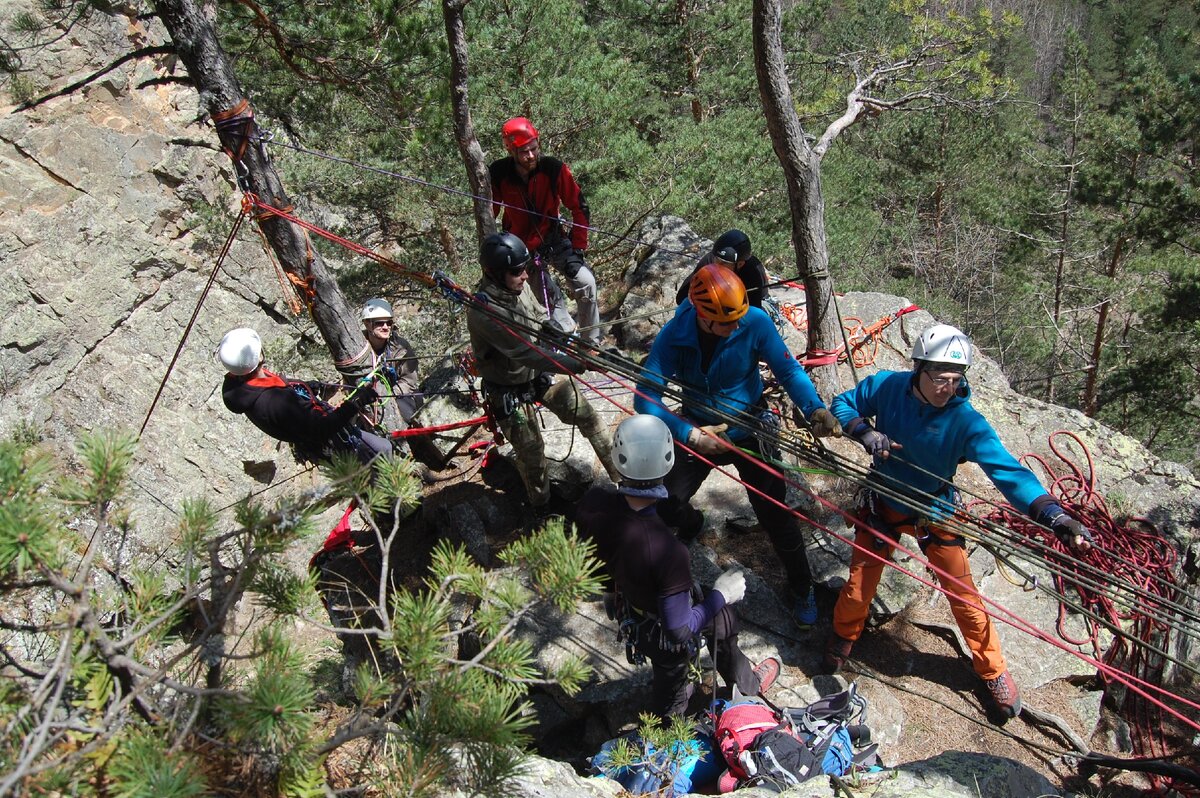 сборы на жетон "Спасение в горах" - подъём и спуск носилок.
