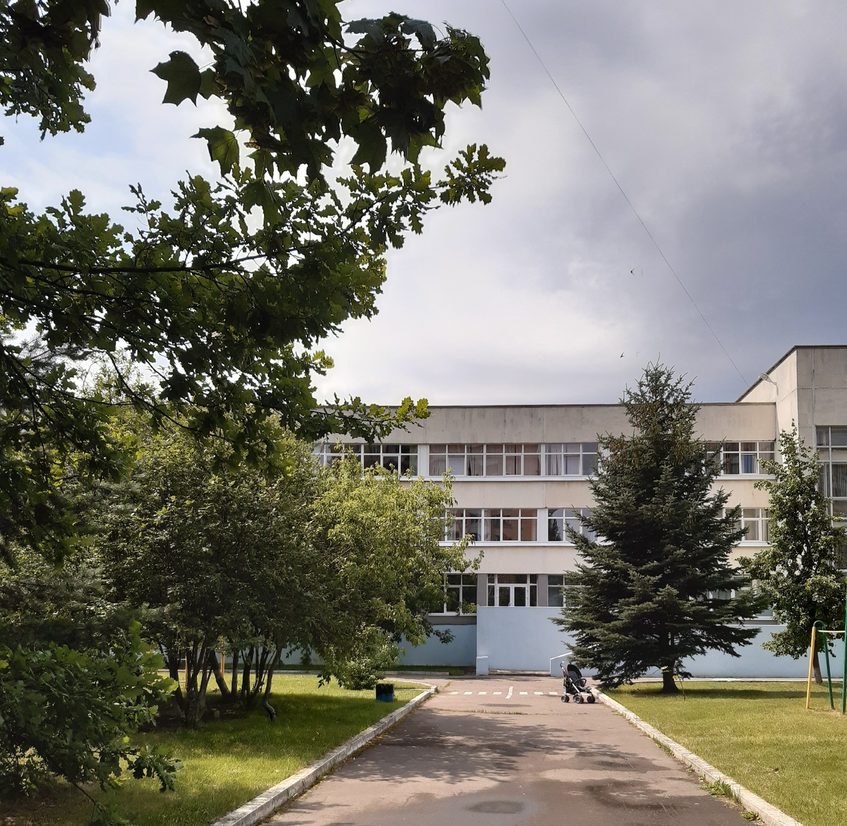 Моя подмосковная школа, где было много хорошего. Куда - в общей сложности - 22 года "ходили" мои супервовлечённые родители. Только теперь, после своего сорокалетия, по достижении многодетности - понимаю цену родительским усилиям...