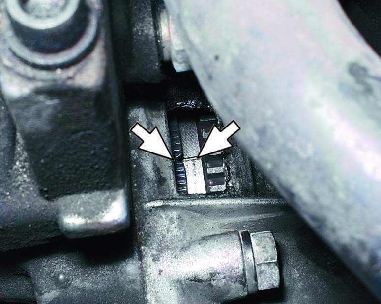 Поднимаем правое переднее колесо..ставим на 5пепедачу. И при помощи прокручивания колеса(ногой, рукой) Ловим метку на маховик через смотровое окно. 