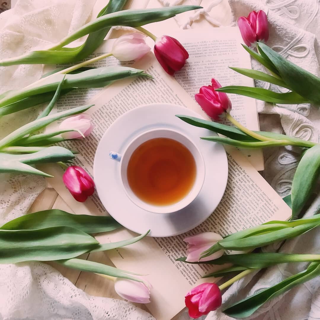 Чашка чая и тюльпаны, запечатлеть пока они целы)