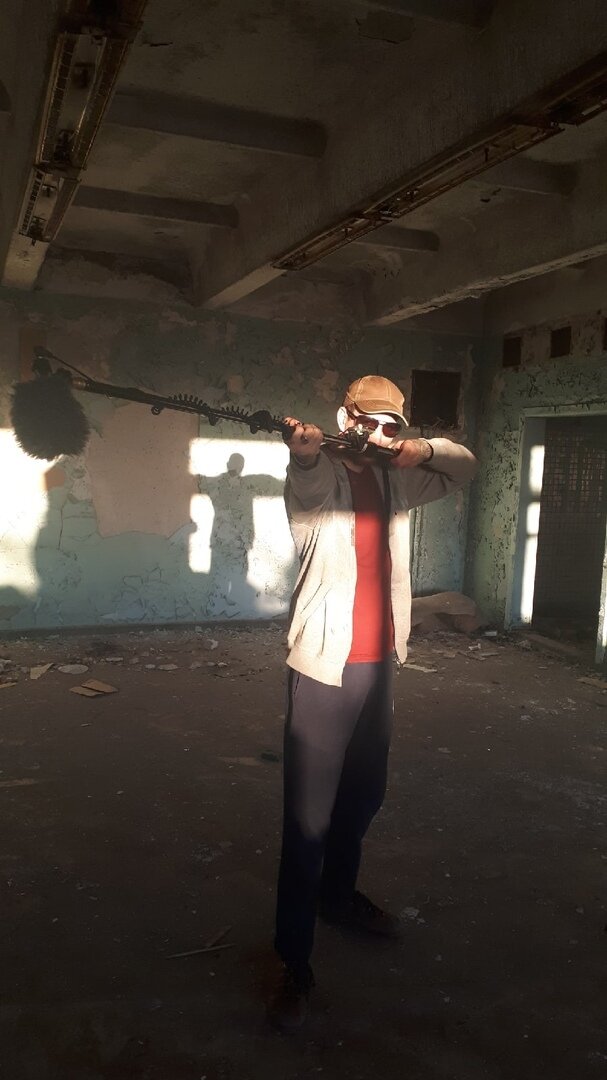 Звукооператор с направленным микрофоном - удочкой