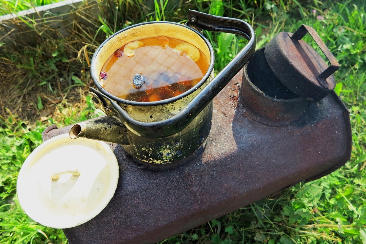 Да, еще почти всегда у меня есть чайник с компотом из сухофруктов и свежих трав и листочков. Фото автора, из моей группы ВК.