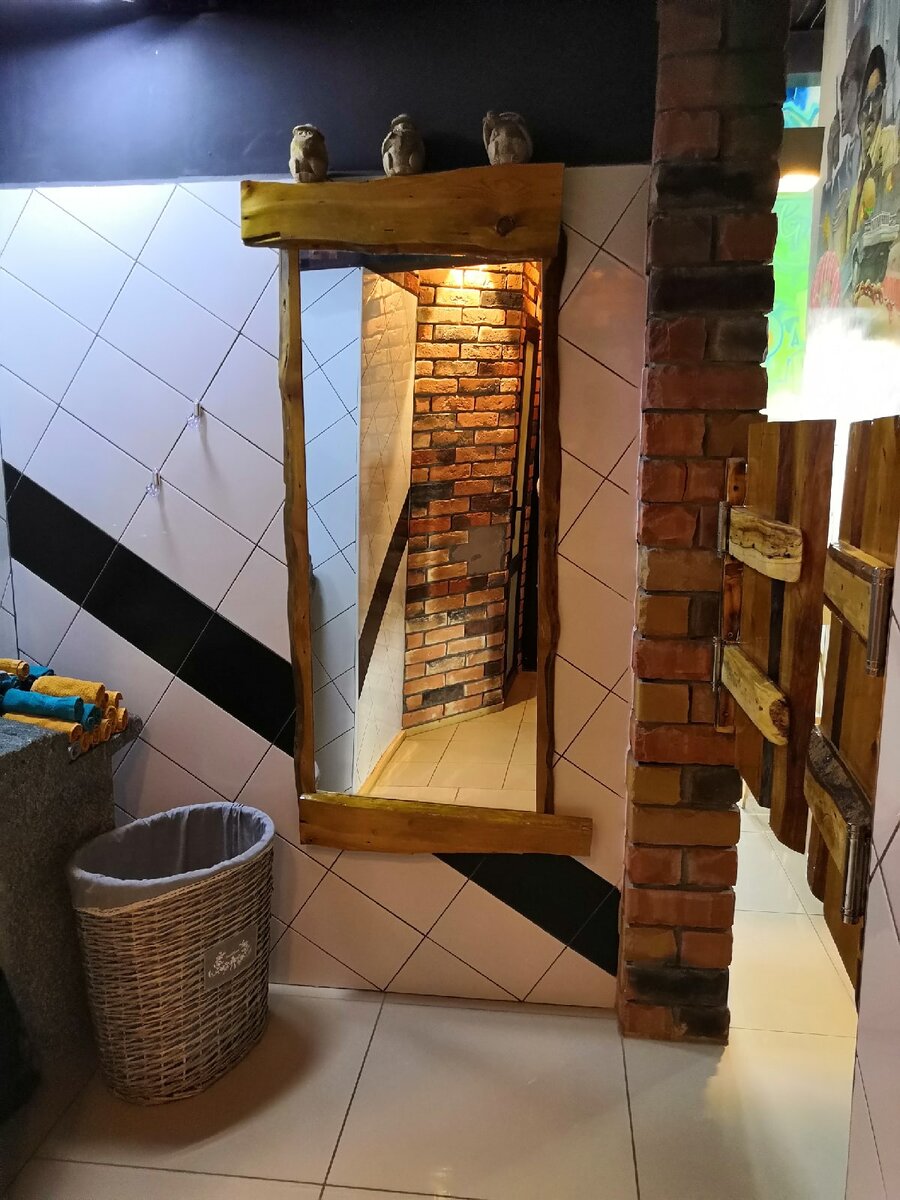 Блогер тщательно скрывается от зеркал.