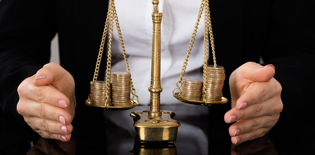 Равенство прав и обязанностей истца и ответчика не совсем соответствует делам по защите потребителей. Доказывать отсутствие нарушений обязан продавец или исполнитель.