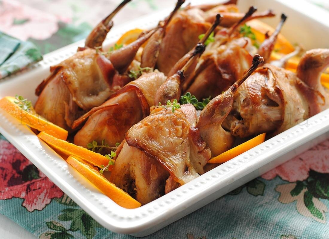 У перепелов очень нежное, сочное и ароматное мясо и не много специй усиливают его вкус, а бекон добавляет этому вкуснейшему блюду сочности и немного дыма
