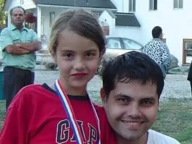 Александра Ботес позирует для фото с отцом