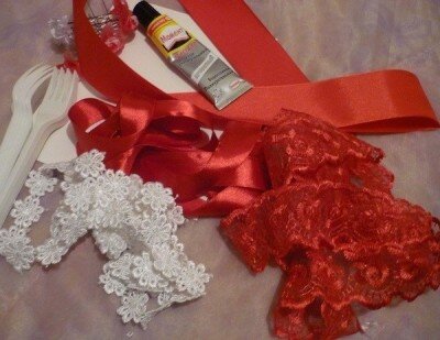 
На заметку: если хотите, чтобы поделка получилась красивой и качественной, то тогда лучше всего приобретать качественный материал для его изготовления!
Непосредственный процесс создания веера из одноразовых вилок:
Первый этап.
Вначале необходимо взять картон, на поверхность которого нужно будет положить CD-диск и обвести его карандашом.