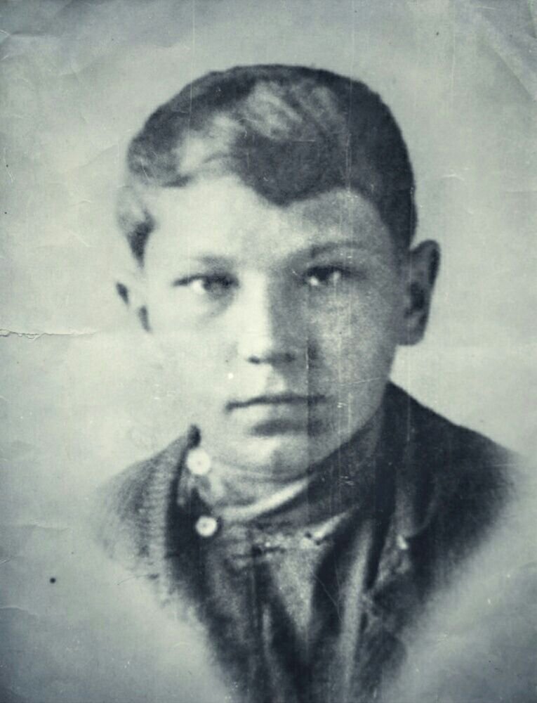 Венгерский Василий Петрович. На момент подвига — телефонист батареи 247-го гвардейского артиллерийского полка 110-й гвардейской стрелковой дивизии, гвардии рядовой. Источник: goskatalog.ru