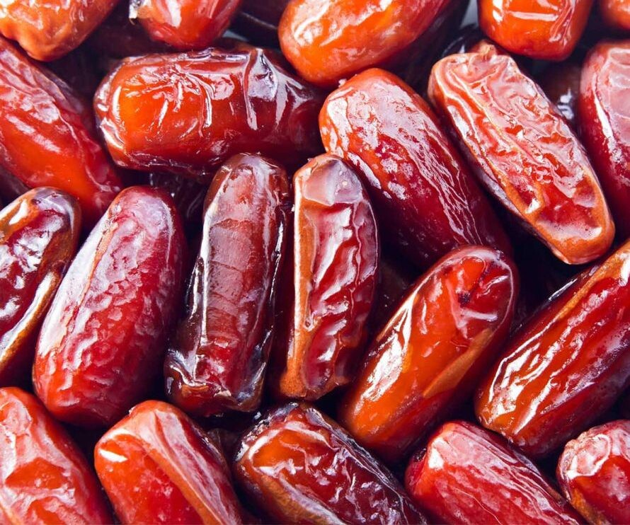 ​​ФИНИКИ КАК ЛЕКАРСТВО ОТ ВСЕГО ИЛИ 20 ФАКТОВ О ФИНИКАХ 
1. Финики укрепляют сердце, печень и почки.

2. Поддерживают кислотный баланс организма.

3. Питают кровь, полезны при анемии и гипертонии,

4. повышают иммунитет.

5. способствуют поддержанию полезной микрофлоры в кишечнике.

6. способствуют работе легких.

7. успокаивают кашель и выводят мокроты.

8. стимулируют деятельность сердца.

9. служат тонизирующим и укрепляющим средством.

10. восстанавливают силы после продолжительной болезни.

11. помогают при переутомлении и физической усталости.

12. финики можно принимать при сахарном диабете.

13. снижают риск раковых заболеваний.

14. помогают при параличе лицевого нерва.

15. особенно полезны при беременности, облегчают роды, способствуют началу выработки организмом молока.

16. 1 финик содержит примерно 23 калории.

17. финики великолепно заменяют сладости для желающих снизить вес.

18. финики способствуют развитию корневых окончаний мозга.

19. великолепно стимулируют мозговую деятельность.

20. человек долгое время может питаться одними финиками, получая от них весь необходимый комплекс питательных веществ.