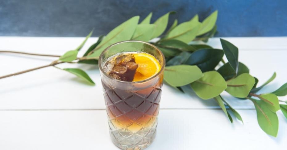 Завариваем кофе 3-4 минуты. Наполовину стаканы заполняем льдом, кладём по дольке апельсина, заливаем тоником и горячим кофе. Приятного аппетита!