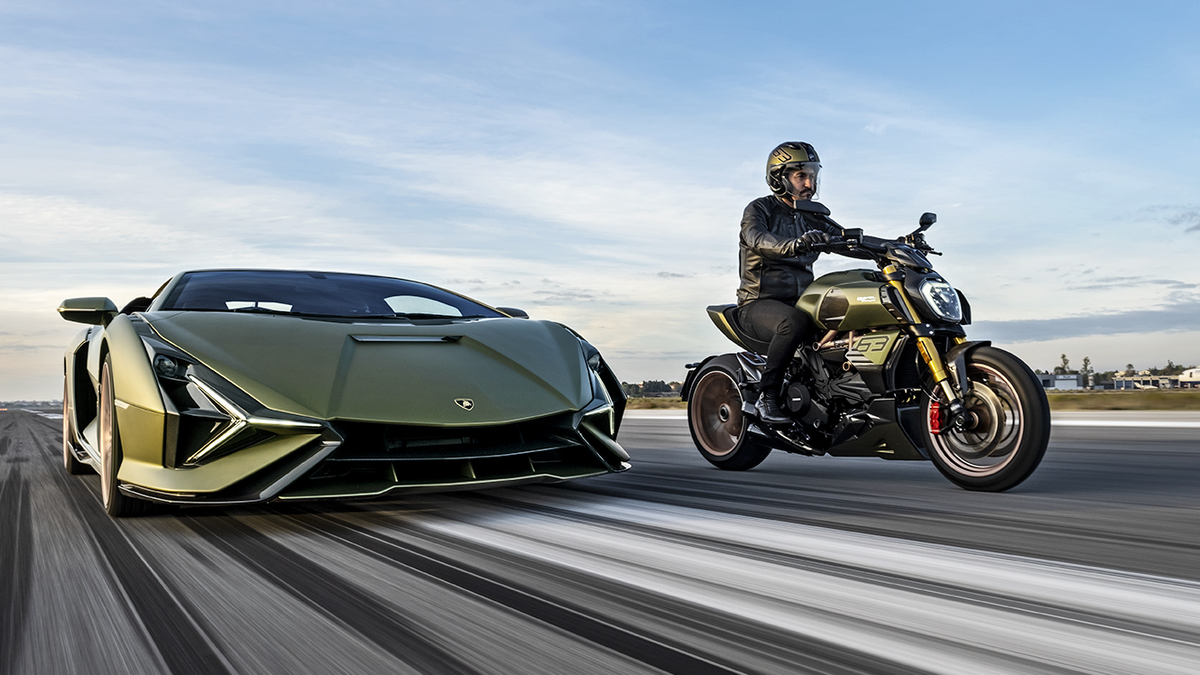 Ducati Diavel с байкером