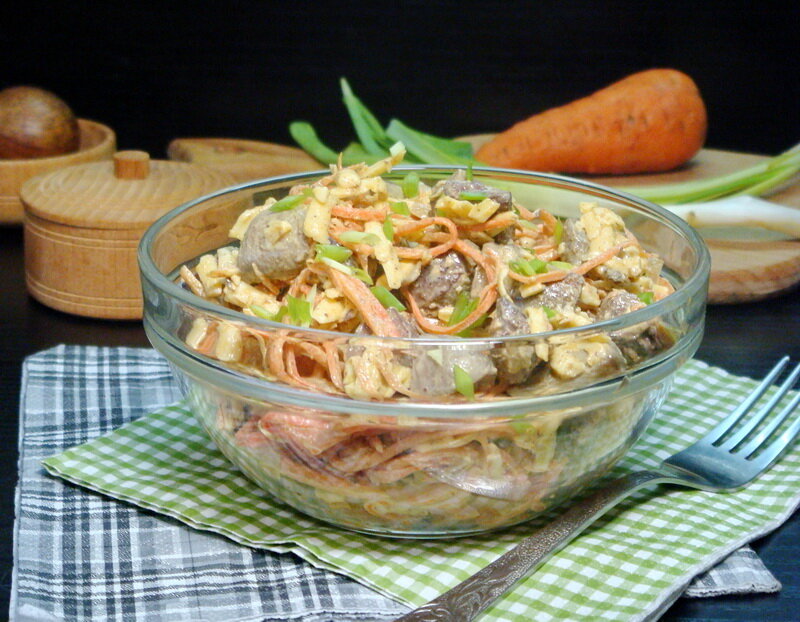 Рецепт слоеного салата из куриной печени с грибами: сытно и вкусно