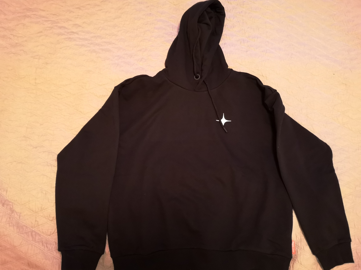 Толстовку специально для компании Яндекс-Дзен отшивала маленькая контора, блогеров -то много. Кстати, в прошлом году дарили черные пледы с символикой. надо будет попросить Дзен поменять цвет с черного на более яркий :)) А то черных вещей много получатся:))