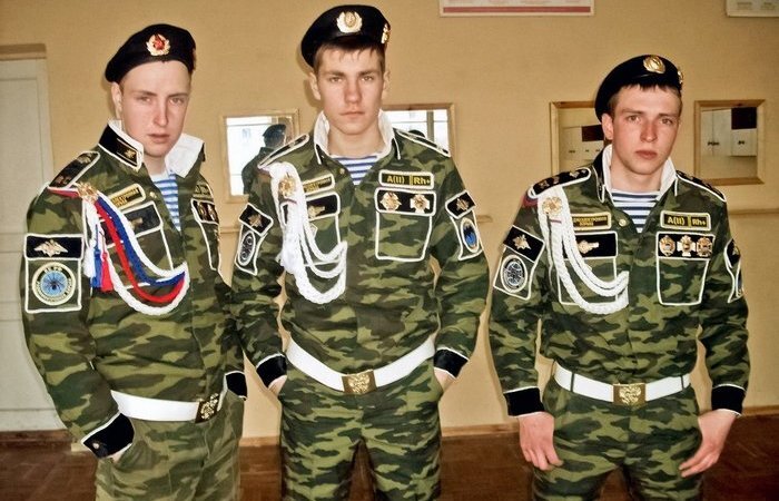 «Мотошвейные войска»: кто и зачем придумал аксельбант