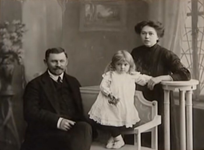 Ольга Викландт в родителями