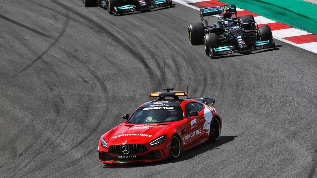 Зато красный Мерседес очень красивый