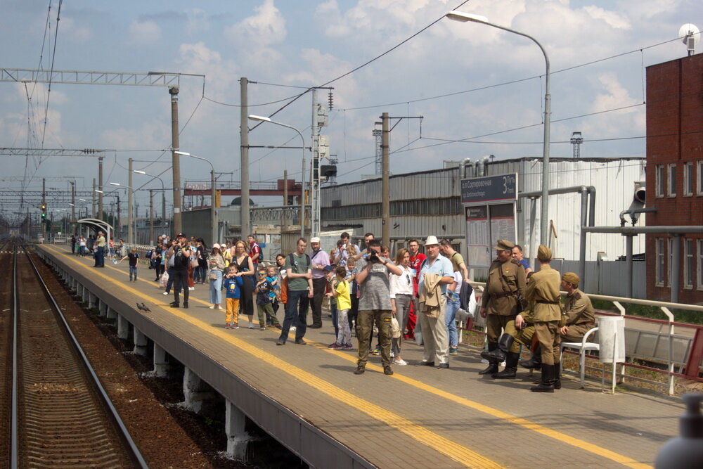 Нас долго дергали. Туда. Сюда. Еще сюда, и еще… но вот все собрались в кабине, управление переключено, и мы готовы идти вперед. Под посадку. Поезд набирает ход, электронный голос предупреждает, что навстречу кто-то скоростной чешет, но у нас скорость и так мала, спереди станция. Вернее полустанок. Он без пассажиров. Наши дальше. А вот и они. Уже нагулялись и все смотрят вправо – оттуда синеет , чернеет и гремит. Пора ноги делать.  - Осторожно, двери закрываются.
Поехали! 
Посмотрим все, что видят машинисты!