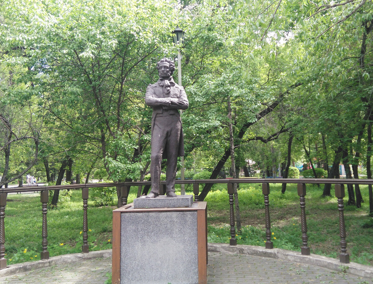 Памятник А.С.Пушкину в Центральном парке в Красноярске