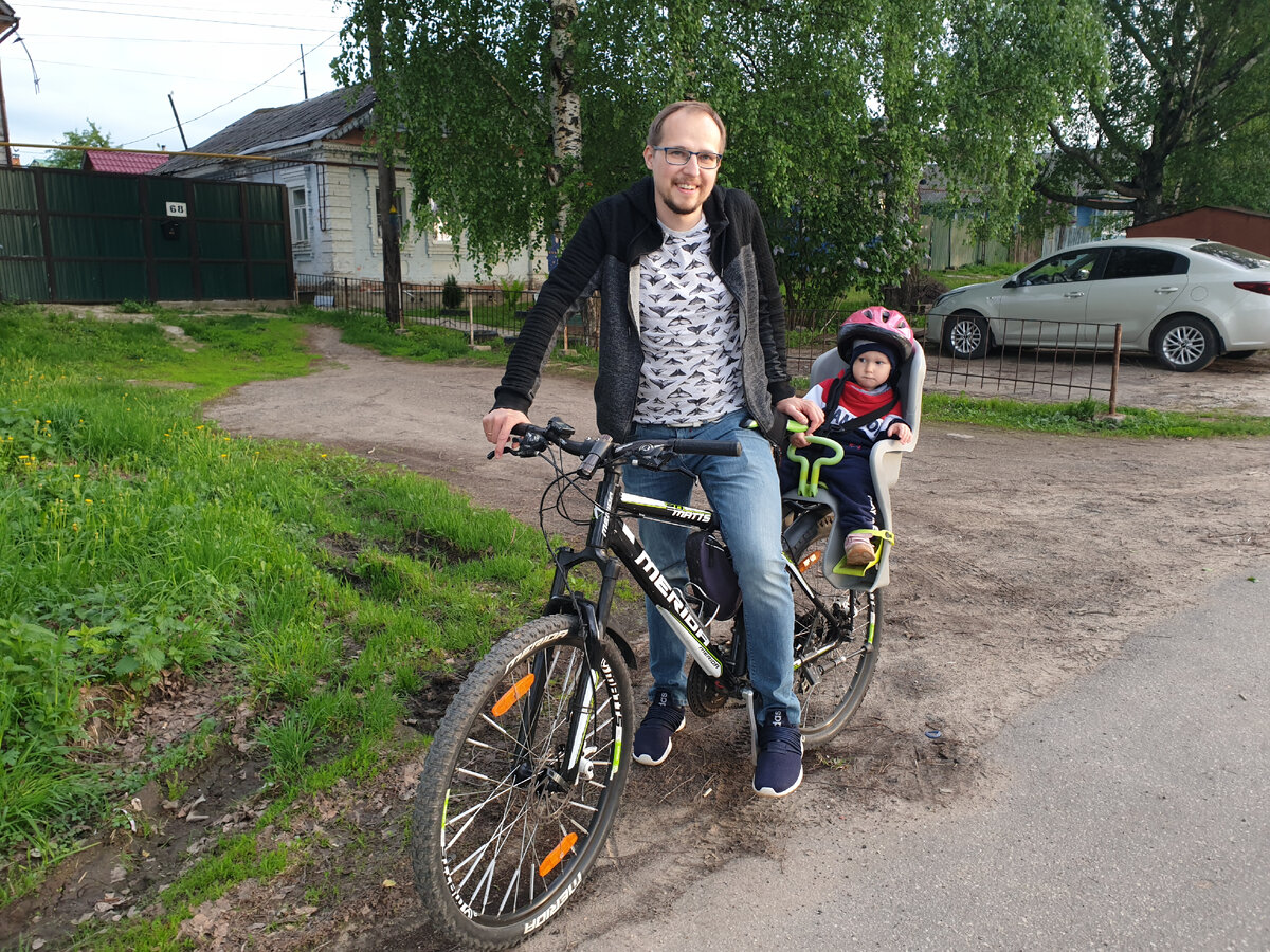 Сын сидит в велокресле