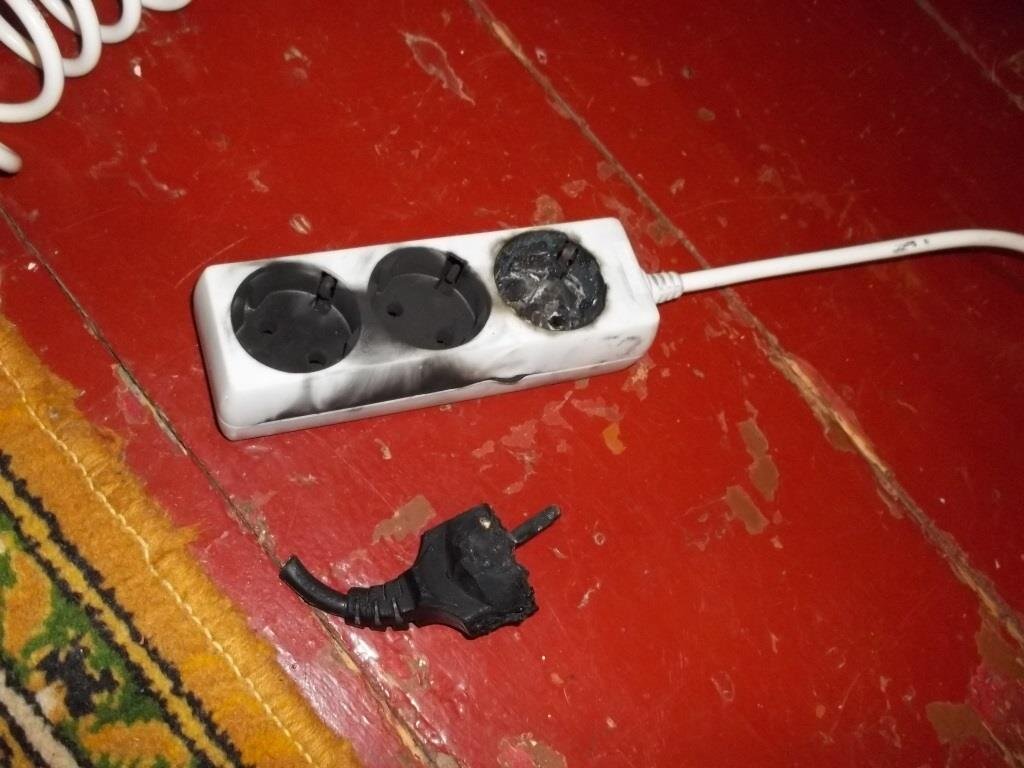 Сгоревшая вилка и блок удлинителя