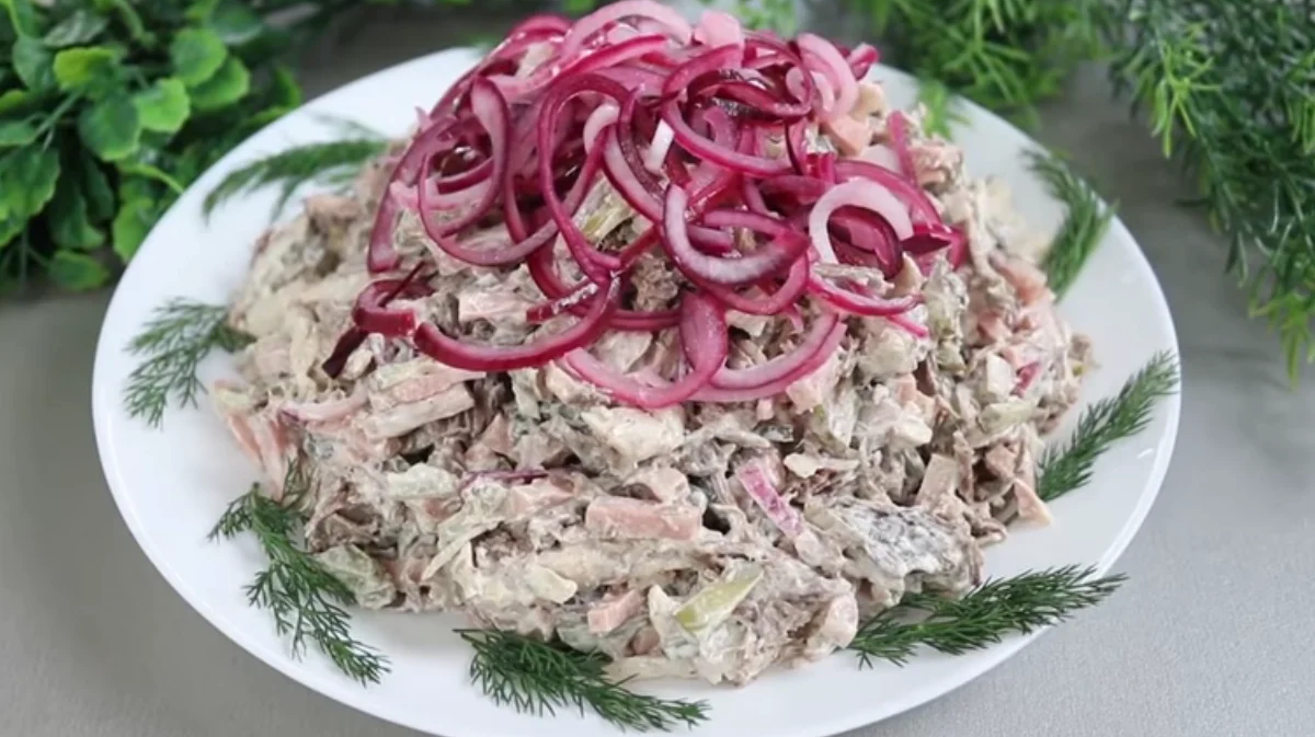 Говядина с маринованным луком. Салат мясной. Мужской салат с мясом. Салат мясное изобилие. Салат мясной с красным луком.