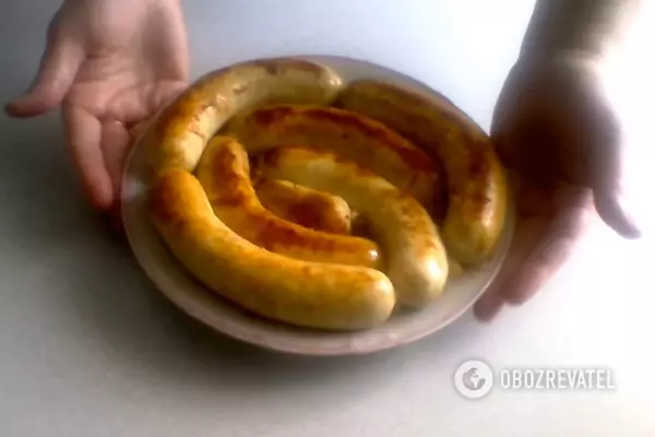 Поджариваем колбасу до золотистого цвета