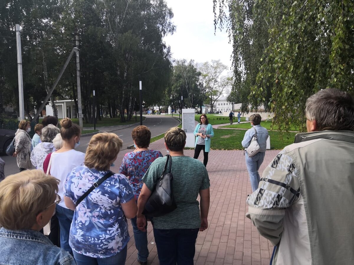 Сотрудник ТИЦ Венев проводит экскурсию. Фото автора