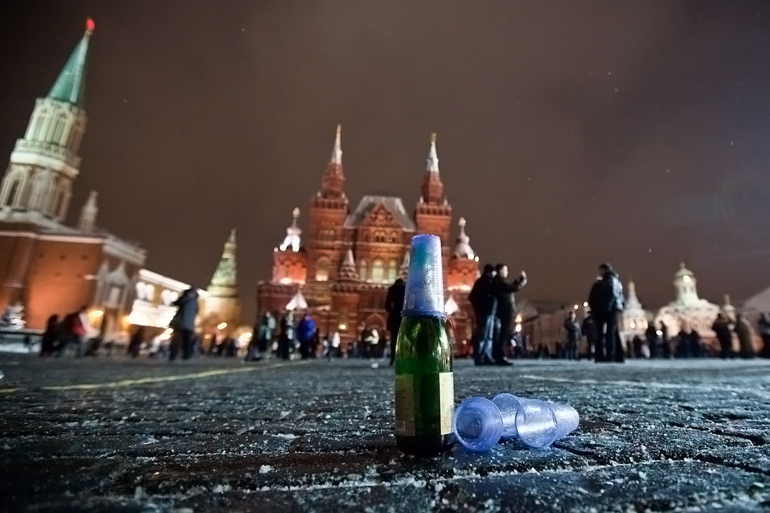 Новый год на красной площади билеты. Красная площадь в Москве Новогодняя ночь. Шампанское на красной площади. Новый год красная площадь 90е. Бухаю на красной площади.