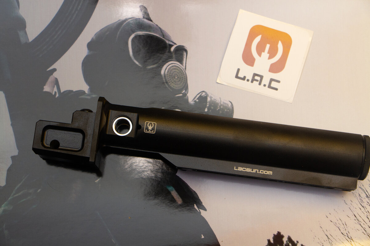 За гнездом антабки с левой стороны трубы - глухое отверстие, позволяющее засверлиться в задний крепежный винт и заштифтовать его, сделав соединение неразъемным. На трубах предыдущих партий отверстие было сквозным, позволявшим выбить штифт - здесь любителям покрутить винты из ЛРО докопаться уже точно не до чего.