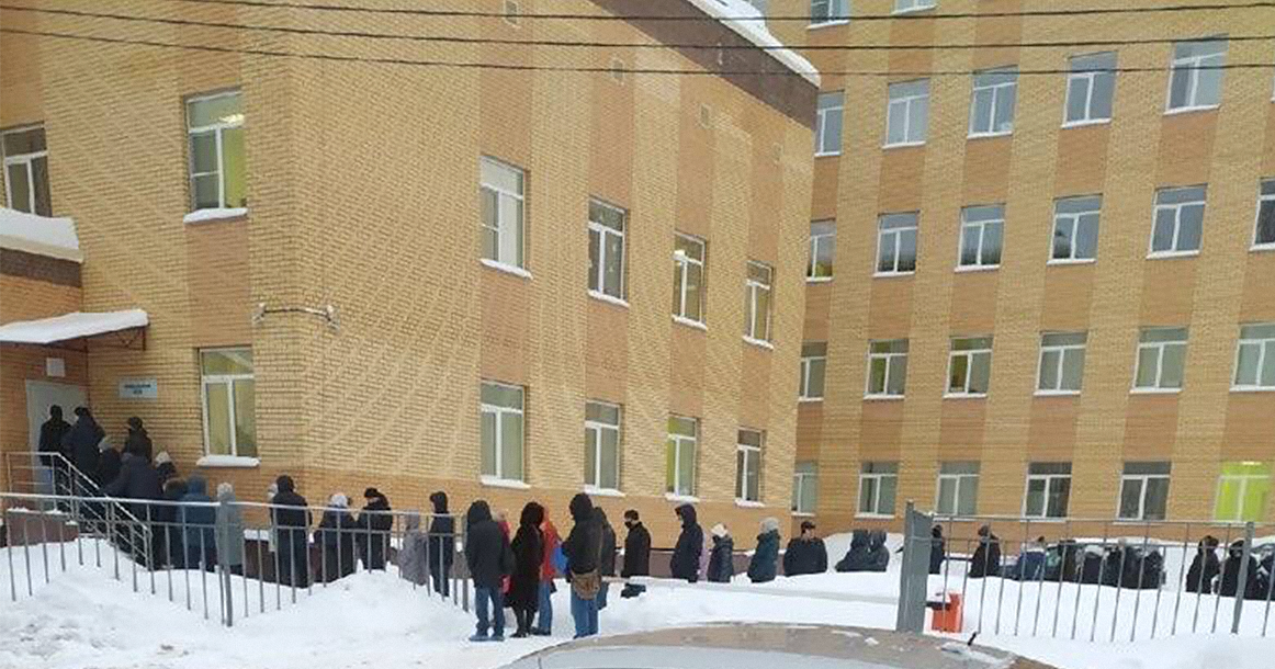 Очередь в поликлинику на улице. Очередь в больнице. Очереди в поликлиниках Москвы. Детская поликлиника очередь.