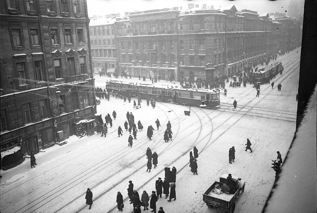 Угол Невского и Литейного проспектов. 1942-й год. 456-й день блокады.
