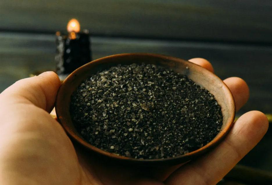 Чёрная соль в магии: для чего она нужна, как приготовить, способы использования