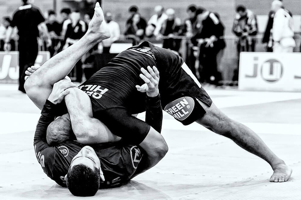 Самыми распространенными приемами в грепплинге является треугольник, болевой на руку, удушающий.