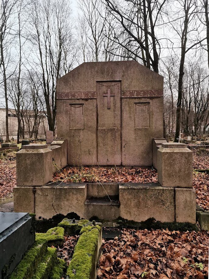 Могила Юлиуса и Сарры Иогансен. Слева доска с именем профессора, справа - его жены.