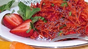 Салат Метелка с клубникой