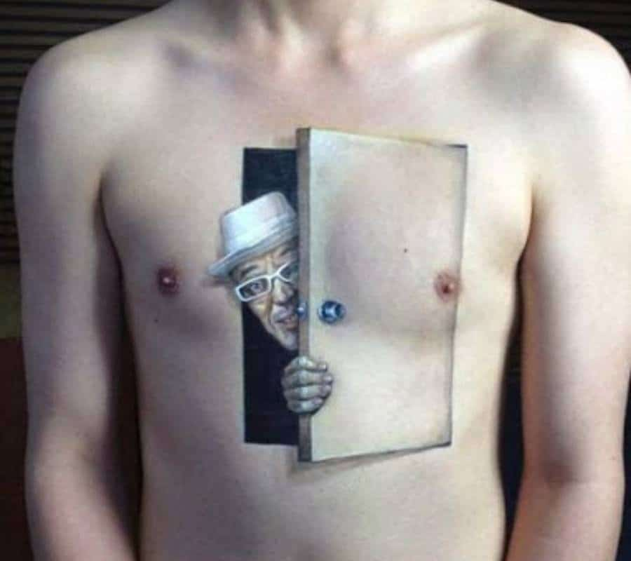 Время от времени люди делают татуировки, которые предназначены для того, чтобы обмануть нас, заставив думать, что в их телах есть что-то совершенно другое.