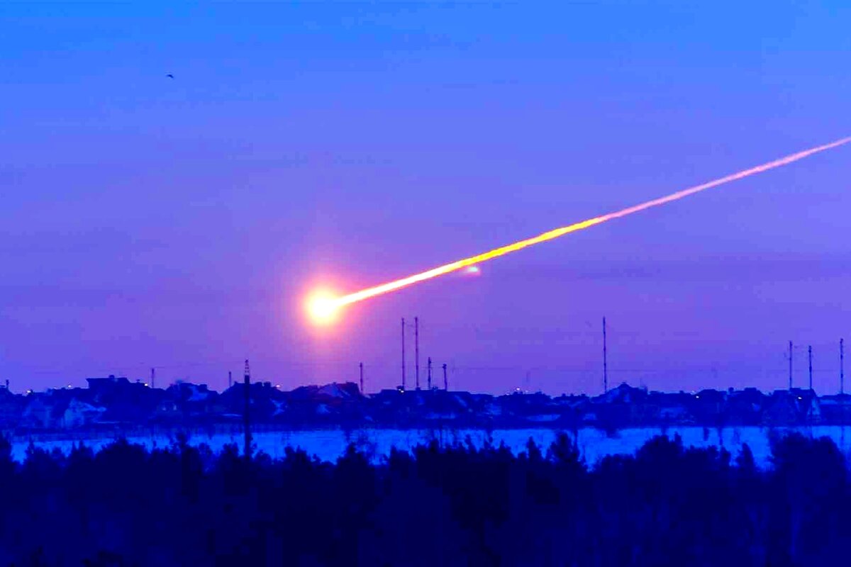 Момент падения метеорита запечатлели многочисленные камеры видеонаблюдения и видеорегистраторы машин на дорогах Челябинской, Свердловской, Курганской и Оренбургской областей. Фотография из открытых источников 