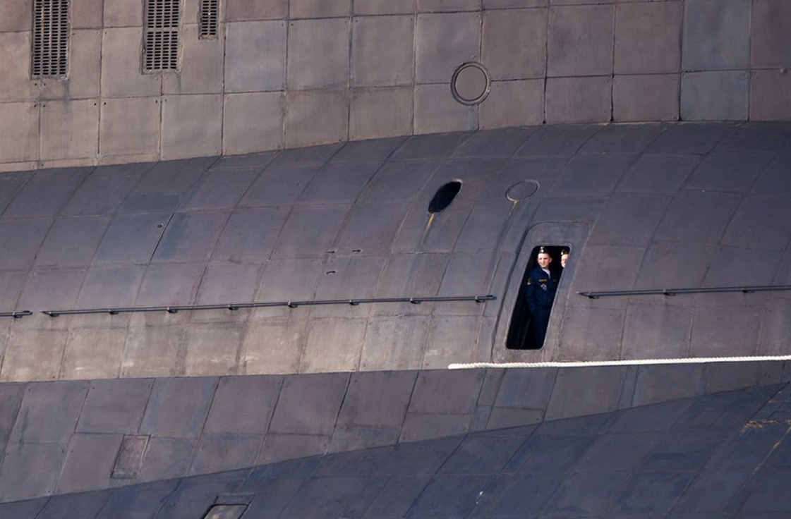 Что находится внутри подводной лодки дмитрий донской Зачем на корпусе подводных лодок делают прямоугольные отверстия по всей длине Хь