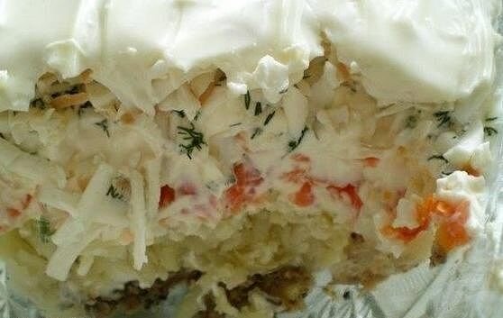 2. Салат Океан. Ингредиенты:
Шпроты - 1 банка
Яйца - 2 шт
Сыр - 100 г
Морковь - 3 шт
Картофель - 4 шт
Майонез по вкусу
Приготовление:
Овощи сварить, разложить слоями, каждый слой промазать майонезом.
Последовательность слоев:
Шпроты, измельченные вилкой
Картофель, натертый на крупной терке
Морковь, натертая на крупной терке
Вареные яйца, натертые на крупной терке
Сыр на крупной терке.