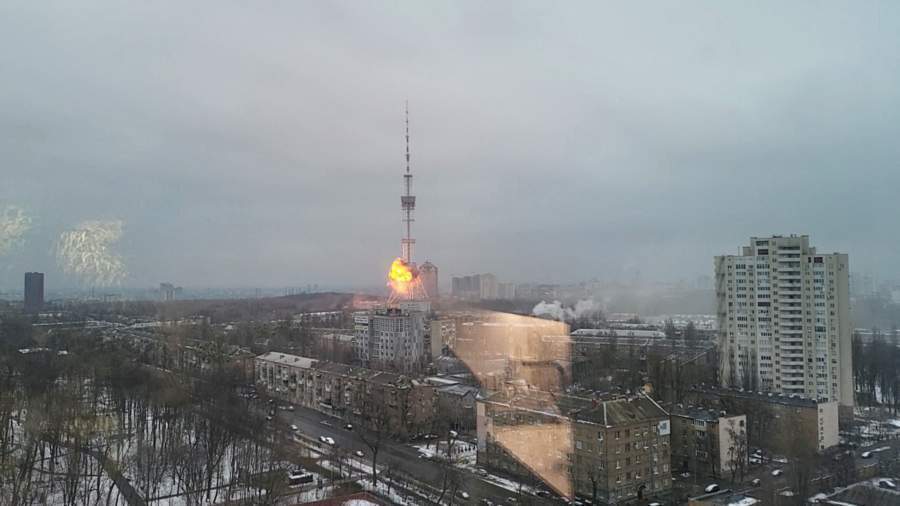 Киевская телебашня после нанесения удара. Фото: krasrab.ru
